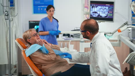 Rentnerin-Mit-Symptomen-Von-Zahnfleischschmerzen