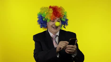 Clown-Geschäftsfrau-Als-Freiberuflerin-Erhält-Geldeinkommen,-Während-Sie-Ihr-Mobiltelefon-Nutzt