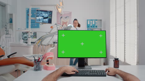 POV-Eines-Mannes,-Der-Tastatur-Und-Computer-Mit-Grünem-Bildschirm-Benutzt