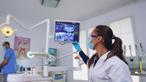 Patienten-Pov-Zum-Zahnarzt,-Der-Das-Röntgenbild-Auf-Dem-Monitor-Zeigt
