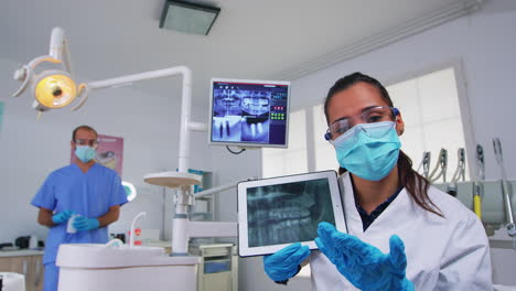 Patienten-Pov-Zum-Zahnarzt,-Der-Auf-Dem-Tablet-Zähne-Röntgenbild-Zeigt