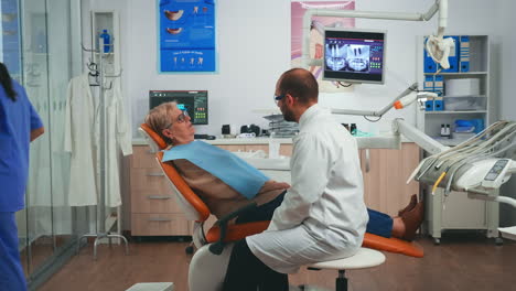 El-Ortodoncista-Analiza-Una-Resonancia-Magnética-Con-El-Paciente.