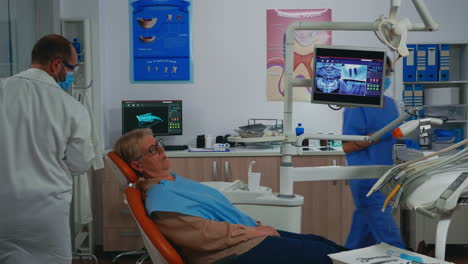 Kieferchirurg-überprüft-Mit-Spiegel-Neue-Zahnkronen