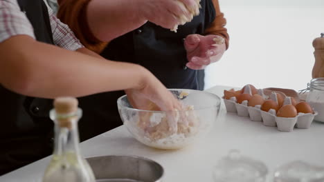 Nahaufnahme-Der-Hände-Der-Enkelin,-Die-Hausgemachten-Traditionellen-Keksteig-Zubereiten