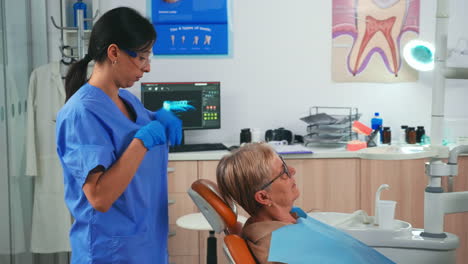Krankenschwester-Bereitet-Patienten-Vor-Und-Arrangiert-Zahnarztlätzchen