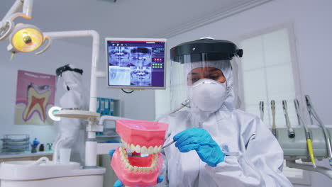 Patientenperspektive-Des-Zahnarztes-Im-Overall,-Der-Skelettzubehör-Zeigt