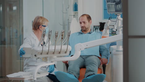 Stomatologe-Führt-Zahnärztliche-Untersuchung-Mit-Kieferorthopädischen-Werkzeugen-Durch