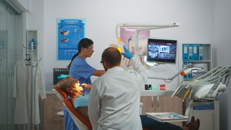 Professioneller-Zahnarzt,-Der-Während-Der-Untersuchung-Mit-Handschuhen-Arbeitet