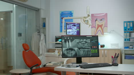 Stomatologische-Krankenschwester-Lädt-Patienten-In-Den-Zahnarztraum-Ein