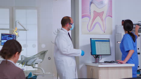Professioneller-Arzt,-Der-Vor-Der-Untersuchung-Des-Patienten-Um-Eine-Zahnärztliche-Röntgenaufnahme-Bittet