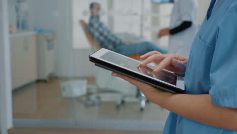 Nahaufnahme-Eines-Modernen-Tablets-Mit-Touchscreen-Und-Krankenschwesterhand