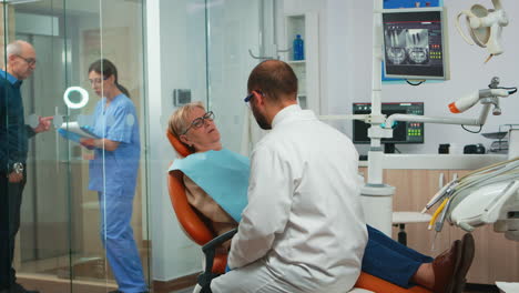 Kieferorthopäde-Spricht-Mit-Patienten-Mit-Zahnschmerzen