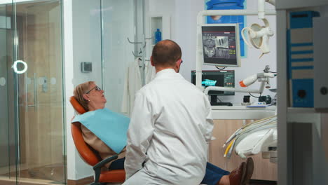 Doctor-En-Odontología-Pidiendo-Radiografía-Dental.