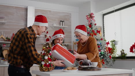 Glückliche-Familie-Genießt-Winterurlaub-Und-Feiert-Weihnachtszeit-Am-Tisch