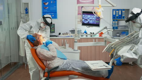 Médico-Dentista-En-Mono-Terminando-El-Tratamiento-Dental.