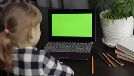 Fernunterricht-Für-Mädchen,-Mit-Digitalem-Laptop-Zu-Hause.-Grüner-Bildschirm