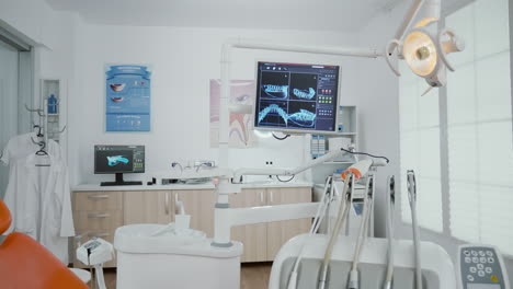 Innenraum-Eines-Leeren-Büroraums-Für-Stomatologie-Und-Kieferorthopädie,-Ausgestattet-Mit-Röntgenstrahlen-Auf-Monitoren