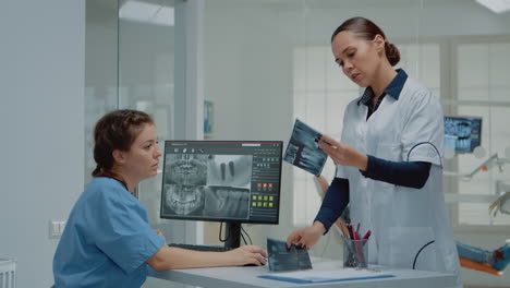 Zahnarzt-Hält-Röntgenaufnahme-Des-Gebisses-Im-Vergleich-Zur-Radiographie