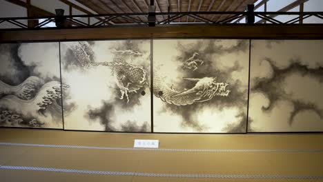 Aufwändige,-Wunderschöne-Gemälde-Von-Drachen-Beim-Rutschen-Am-Hojo-Im-Ryoanji-Tempel