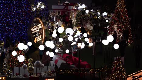 Winterfest-Weihnachtslichter-Und--dekorationen-Werden-Ausgestellt,-Damit-Sich-Die-Menschen-Daran-Erfreuen-Können