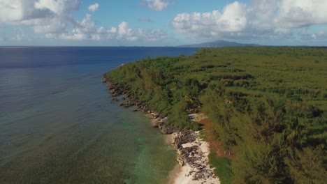 Toma-Inclinada-De-Un-Dron-Que-Revela-Una-Playa-Tropical-En-Tinian,-Islas-Marianas-Del-Norte