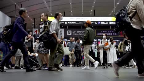 Rush-Hour-At-Kyoto-Railway-Station,-Feet-And-Legs-Of-Train-Passengers