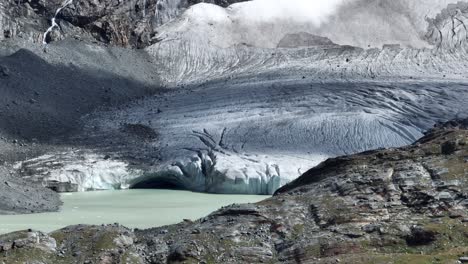 Luftaufnahme-Einer-Nach-Oben-Gerichteten-Drohne-Mit-Teleobjektiv-Des-Fellaria-Gletschers-Und-Seines-Orientalischen-Sees---Valmalenco---Sondrio