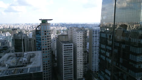 Langsame-Luftschwenk-Zwischen-Den-Wolkenkratzern-In-Sao-Paulo,-Brasilien