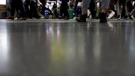 Hauptverkehrszeit-Am-Bahnhof-Kyoto,-Füße-Und-Beine-Von-Zugpassagieren-Und-Schattenreflexion-Auf-Der-Bodenoberfläche