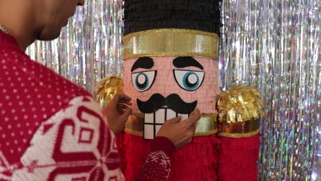 Hombre-En-Puente-De-Navidad-Elaborando-Una-Gran-Piñata-De-Cascanueces-De-Soldado-De-Juguete