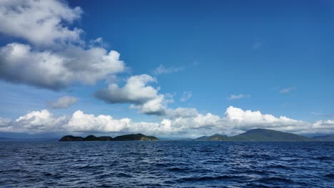 Blick-Auf-Das-Fahrende-Boot,-Vorbei-An-Snapper-Island-Im-Great-Barrier-Reef-Marine-Park