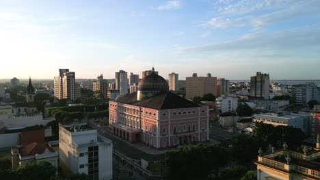 Luftaufnahmen-Des-Haupttheaters-In-Manaus-Im-Licht-Des-Sonnenaufgangs-Am-Frühen-Morgen