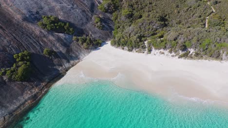 Drohne-Schwenkt-Filmisch-Vom-Misery-Beach-In-Westaustralien-Zurück