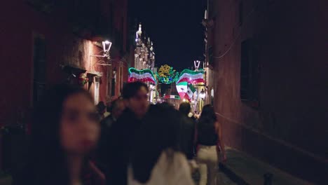 Menschen,-Die-Durch-Die-Straßen-Von-San-Miguel-De-Allende-Gehen,-Geschmückt-Mit-Nationalen-Motiven-Für-Den-Nationalen-Unabhängigkeitstag-Mexikos