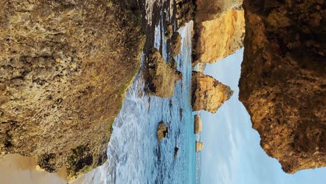 Camilo-Strand-An-Der-Algarve,-Portugal-Mit-Türkisfarbenem-Meer-Im-Hintergrund