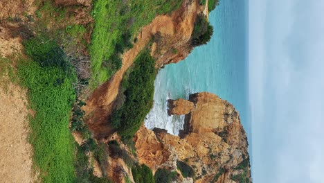 La-Playa-De-Almograve-Con-Rocas-De-Basalto-Negro-En-La-Costa-De-Alentejo,-Portugal.