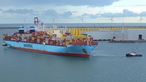 Schlepper-Ziehen-An-Der-Mogens-Maersk,-Die-In-Den-Hafen-Von-Rotterdam-Einfährt