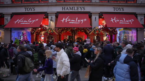 In-Zeitlupe-Stehen-Scharen-Von-Weihnachtseinkäufern-Vor-Dem-Berühmten-Hamlets-Spielzeugladen-In-Der-Regent-Street-Schlange