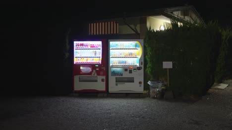 Dos-Máquinas-Expendedoras-Solas-En-Una-Calle-Oscura-Por-La-Noche-En-Japón