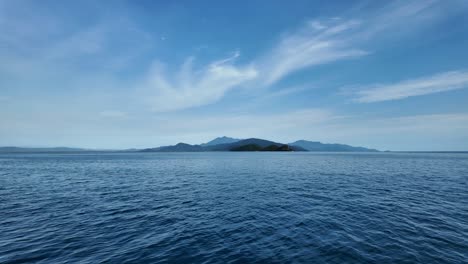 Fast-moving-boat-view-of-Snapper-Island-and-the-Daintree-Rainforest-in-the-distance