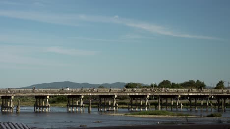 Puente-Togetsukyo-Que-Cruza-El-Río-Katsura-Con-Cielos-Azules-Claros-En-Arashiyama