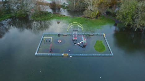 Parque-Infantil-Inundado-Después-De-La-Tormenta-Y-El-Clima-Extremo-En-Inglaterra