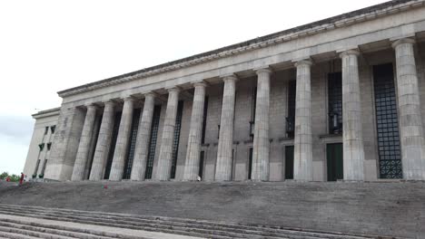 Eingangsfassade-Der-Juristischen-Fakultät-Der-Universität-Buenos-Aires,-Argentinien,-Säulen
