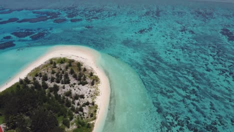Tilt-up-drone-shot-of-Managaha-Island,-revealing-Mariana's-Trench