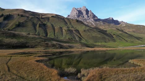 Ampliar-Foto-De-Un-Pequeño-Lago-Situado-En-El-Valle-Entre-La-Cumbre-De-La-Montaña.