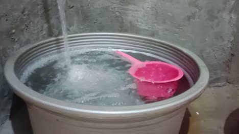 slow-motion-fill-the-water-in-the-tub