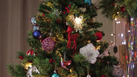 Schöner-Weihnachtsbaum-Mit-Farbenfrohen-Dekorationen-Und-Leuchtenden-Lichtern