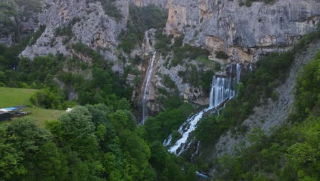 Entdecken-Sie-Die-Faszinierende-Schönheit-Des-Peshtura-Wasserfalls-Und-Der-Schlucht-In-Der-Atemberaubenden-Landschaft-Albaniens