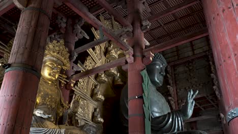 Blick-Hinauf-Zum-Großen-Buddha-Neben-Kokuzo-Bosatsu-Im-Todaiji-Tempel-In-Nara