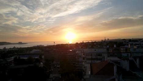 Die-Sonne-Geht-An-Einem-Ruhigen-Tag-In-Lissabon,-Portugal,-Langsam-über-Dem-Meer-Unter